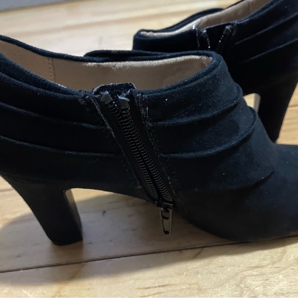 NEW - LIFESTRIDE "Corie" Ankle Boots (6W) - Picture 2 of 5